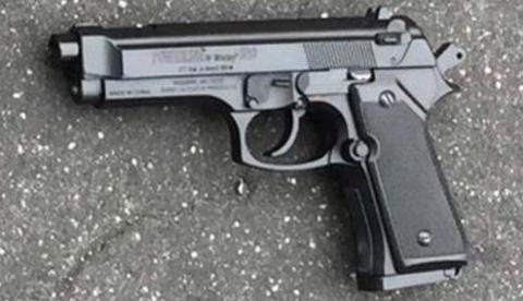 Com arma falsa e celulares, dupla que fazia arrastões é presa em Manaus