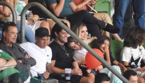 Hulk assiste jogo do Palmeiras no Allianz ao lado da namorada e dos filhos