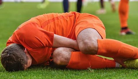 Jogador de futebol é suspenso por cinco anos após morder pênis do adversário 