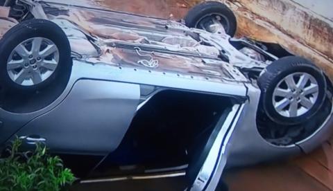 Após discutir ao telefone, motorista sai em disparada e capota carro em igarapé de Manaus