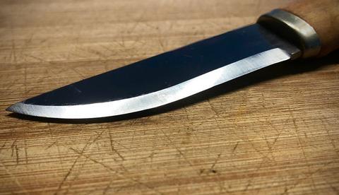 Transtornado, homem invade casa e esfaqueia adolescente em Manaus