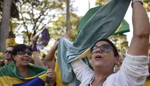 Satisfação com democracia aumenta no Brasil e apoio à liberdade de imprensa cai, diz estudo