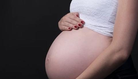 Grávida de 8 meses cai e bebê morre ao ter cabeça rachada no Amazonas