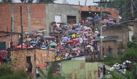 Polícia dribla cordão humano e começa a ocupar Monte Horebe em Manaus