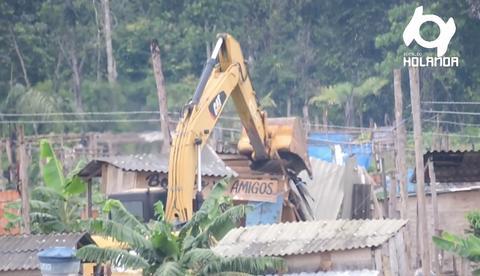 Exclusivo: vídeo mostra trator derrubando barracos no Monte Horebe 