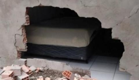 Carro invade residência e atinge casal que estava dormindo