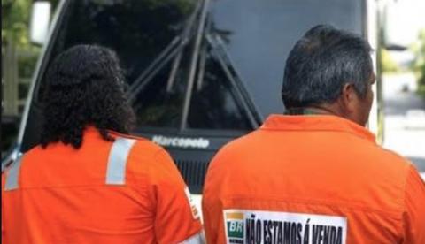 Petroleiros fazem manifestação em frente à refinaria de Manaus 