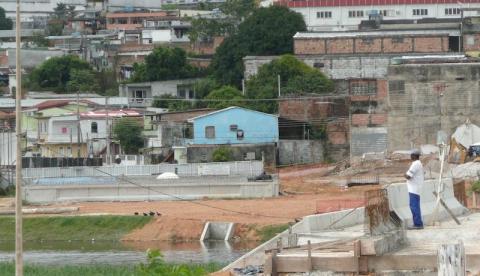 Ex-moradores do igarapé do Quarenta recebem bolsa moradia