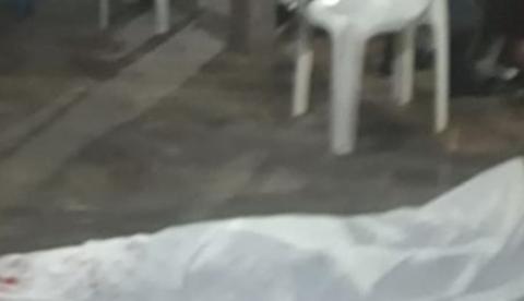 Homem morre ao ser crivado de balas por pistoleiros em bar de Manaus 