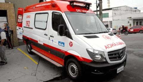 Ao ser atropelado por moto, homem cai e tem pernas esmagadas por carro em Manaus