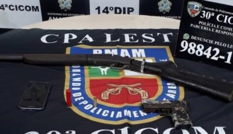 Em Manaus, homem é preso em casa com armas e carro usado em arrastões