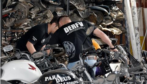 Polícia deflagra operação em galpão de conserto e venda de motocicletas irregulares em Manaus 