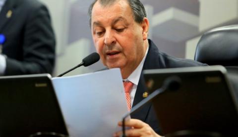 Senador Omar Aziz divulga resultado de teste para coronavírus 