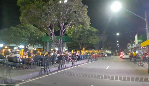 Bares em Manaus permanecem cheios mesmo com orientações da OMS