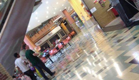 Shoppings têm lojas fechadas e baixo movimento neste sábado em Manaus; veja imagens 