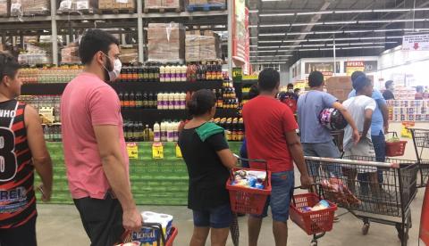 Desesperados, manauaras correm para supermercados após decreto de quarentena no Amazonas 
