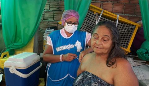 Maiores de 60 anos de Manaus são vacinados contra gripe em suas casas
