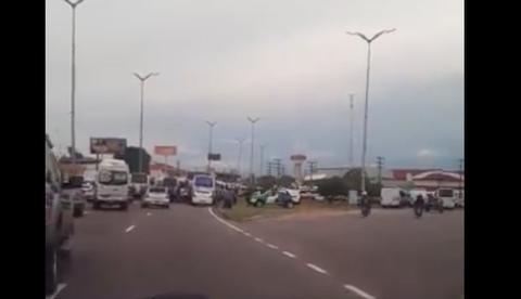 Motoristas do transporte executivo fecham Torquato Tapájos em protesto; Veja vídeo 
