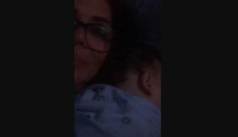   Mara Maravilha mostra filho dormindo em seus braços após adoção 