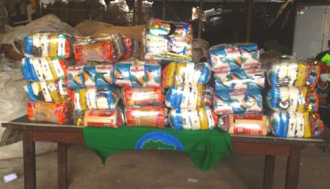 Campanha em Manaus distribui cestas básicas para catadores de recicláveis