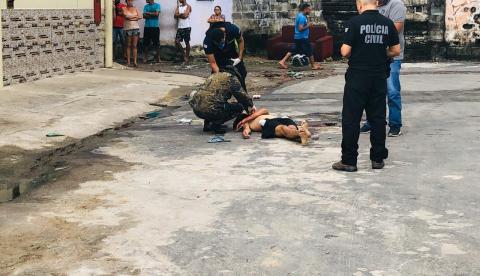 Com tiro no olho e outro na testa, jovem é encontrado morto em rua de Manaus