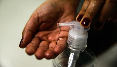 Forças Armadas ampliam produção de álcool em gel e cloroquina