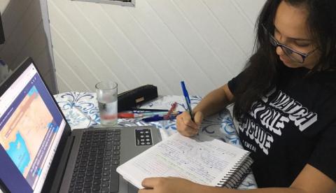‘Aula em Casa’ muda rotina de estudantes no Amazonas