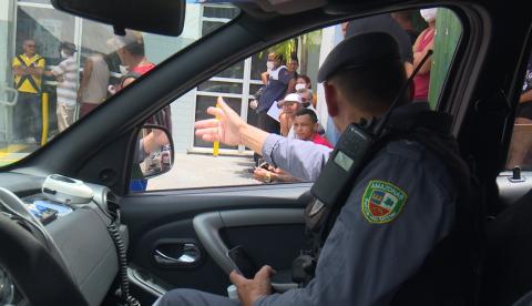 Em Manaus, carros de som e viaturas da PM são usados para reforçar isolamento social