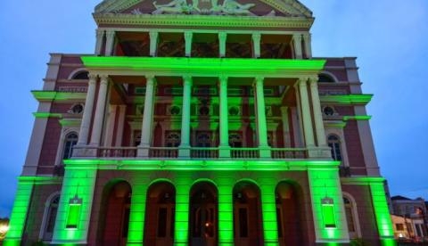 Teatro Amazonas ganha iluminação especial no combate ao coronavírus
