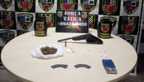 Em Manaus, motorista com armas e drogas bate em muro ao tentar fugir da PM