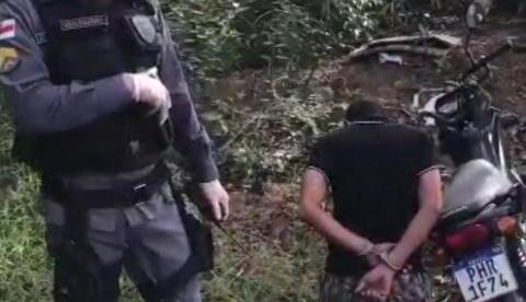 Homem esconde motocicleta roubada em mata e ao voltar para buscar é preso em Manaus 