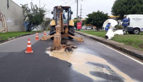 Moradores ficam sem água após tubulação romper em avenida de Manaus