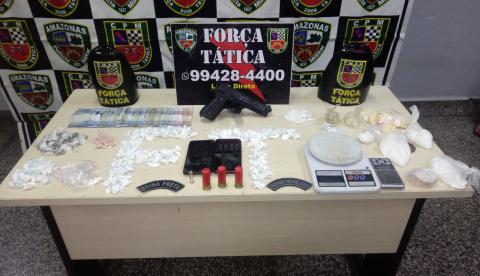 Dupla é presa vendendo drogas dentro de casa em Manaus 