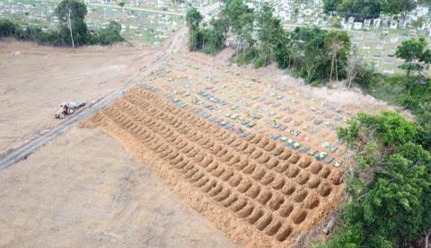Imagens aéreas mostram novas covas abertas para mortos pela Covid-19 em cemitério de Manaus 