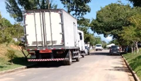 Em Manaus, corpos são guardados em contêineres enquanto aguardam enterros em cemitérios 