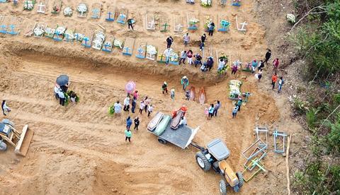 Imagens aéreas mostram novos corpos sendo enterrados em vala comum em Manaus