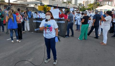 Funcionários do Hospital 28 de Agosto fecham trânsito em protesto contra falta de equipamentos 