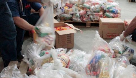 Funcionário de terceirizada é flagrado desviando alimentos de merenda escolar em Manaus 