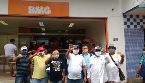 Com funcionários doentes, banco fecha e deixa centenas de pessoas sem receber benefício em Manaus