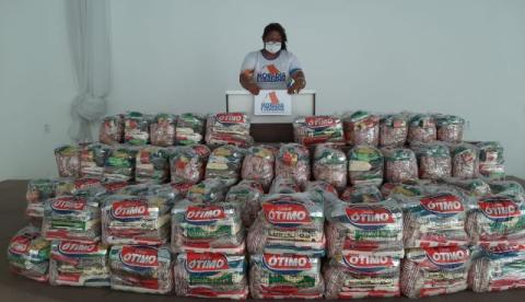 Entidades civis distribuem 1,5 tonelada de alimentos em Manaus