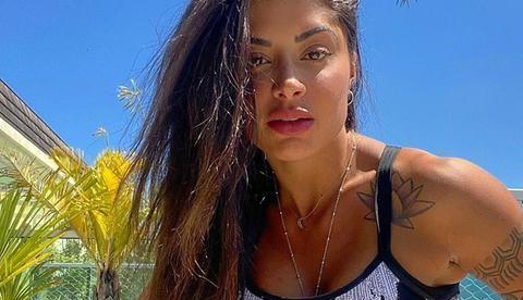 Aline Riscado impressiona ao mostrar bumbum e pernas torneadas em vídeo na web