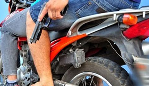 Após cometer roubo, criminoso faz mototaxista refém durante fuga em Manaus