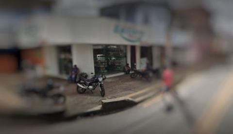 Usando capacetes para esconder rostos, dupla invade e rouba drogaria em Manaus