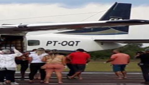 Moradores fazem cortejo após chegada de corpo de miss em Manicoré