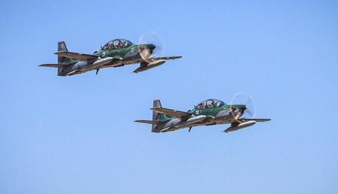 FAB intercepta avião transportando drogas em voo irregular sobre o Amazonas