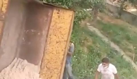 Carregada de areia, caçamba derrapa e tomba em ladeira em Manaus