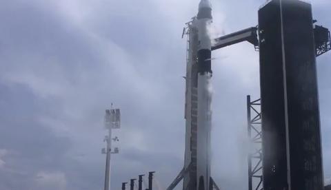 Foguete da SpaceX é lançado com dois astronautas nos EUA