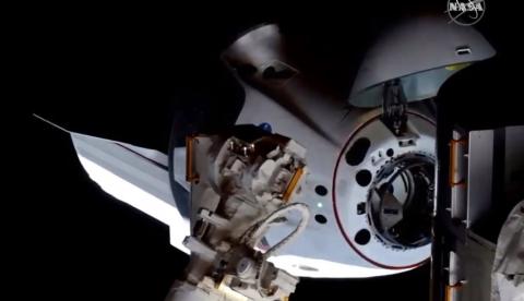 Com dois astronautas a bordo, nave da SpaceX chega à Estação Espacial Internacional