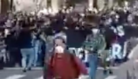 Aos gritos de 'democracia', manifestantes de preto invadem avenida Paulista