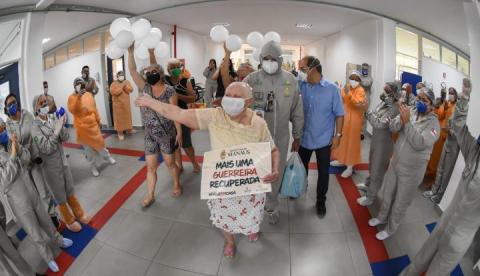 Com câncer, paciente de 72 anos comemora alta ao vencer coronavírus em Manaus